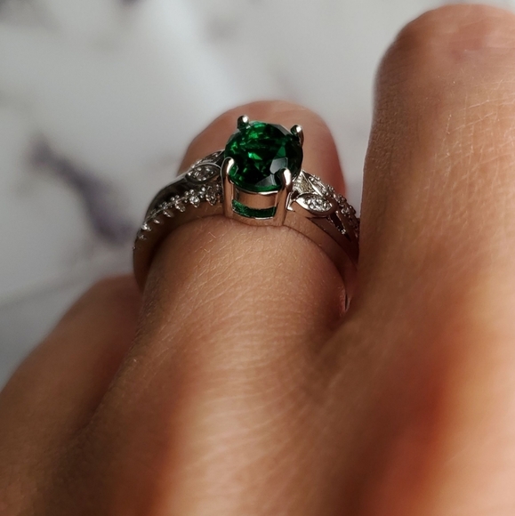 New Beautiful Green Oval Cut Ring - Picture 4 of 9